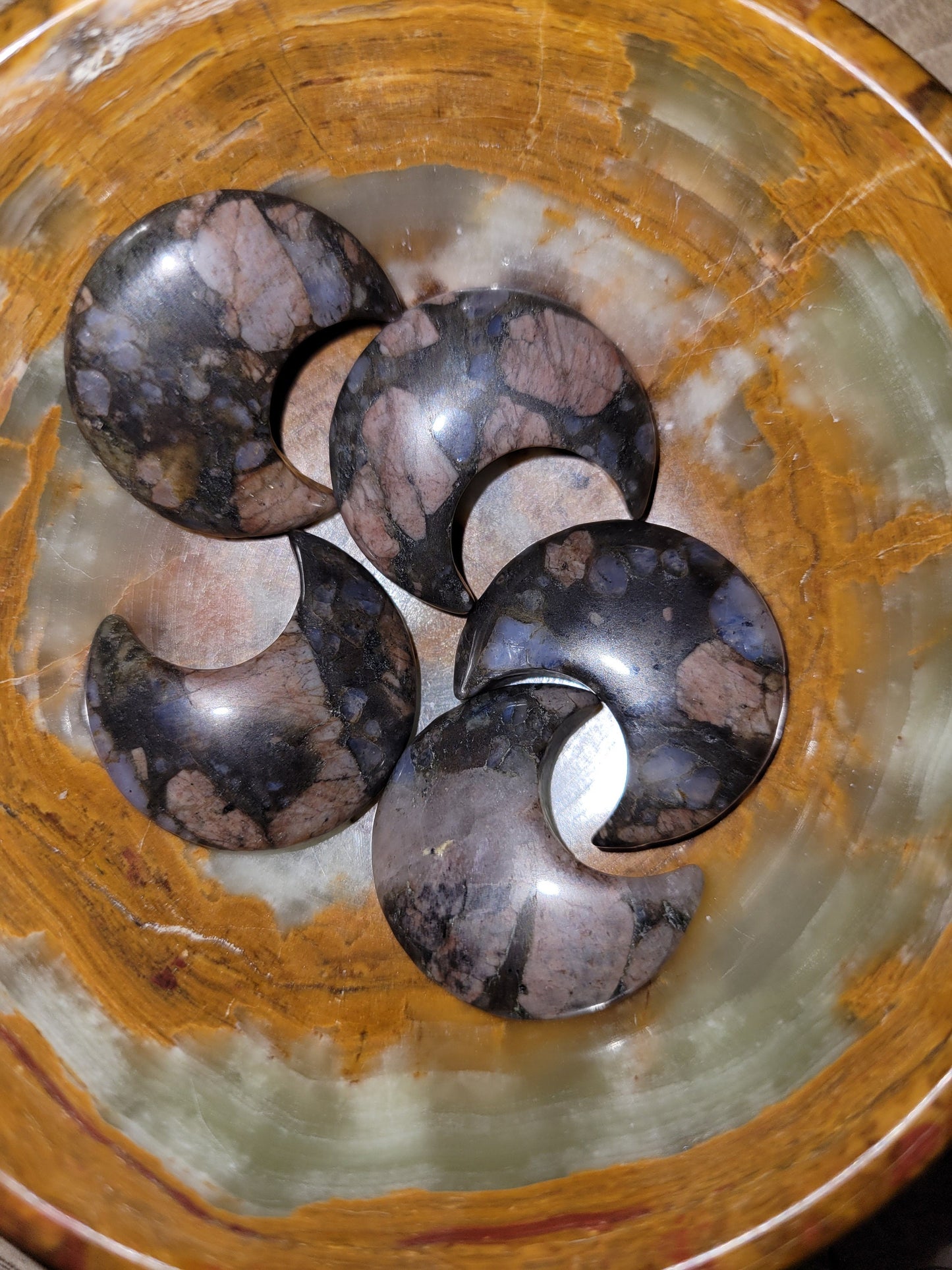 Que Sara Moon Crystal Carving - Healing Crystal - Home Decor - 11g - Intuitively picked