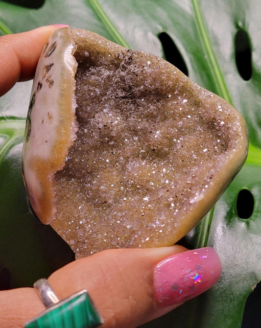 High Quality Galaxy Amethyst Shell with polished back from Uruguay - Home Decor - Crystal Collector - Gift Ideas - Green and Gold - 100g
